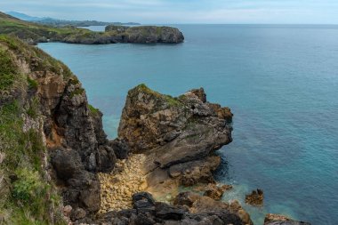 Torimbia ve Toranda, Asturias, İspanya manzaralı plaj görüntüleri.