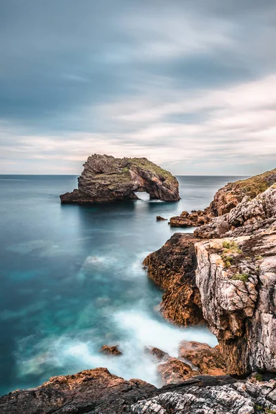 Torimbia ve Toranda, Asturias, İspanya manzaralı plaj görüntüleri.