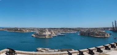 La Valleta, Malta'daki Upper Barrakka Bahçeleri manzarası.