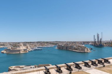 La Valleta, Malta'daki Upper Barrakka Bahçeleri manzarası.