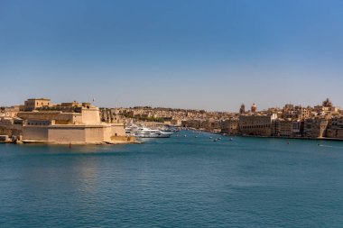 La Valleta, Malta : 2019 Mayıs 23 : Malta'nın başkenti Valleta Caddesi. Güneşli Günde Şehir Manzarası.