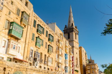 La Valleta, Malta : 2019 Mayıs 23 : Malta'nın başkenti Valleta Caddesi. Güneşli Günde Şehir Manzarası.