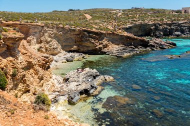 Comino, Malta - 24 Mayıs 2019 Comino adasındaki Blue lagoon'da tatil