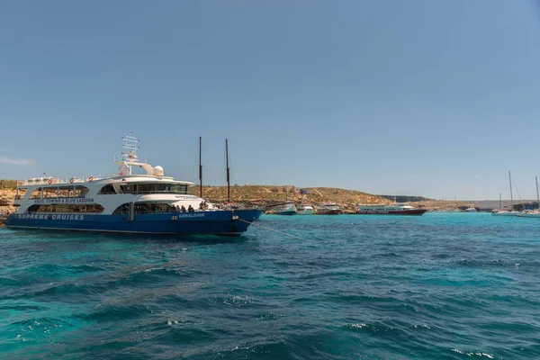 COMINO, MALTA - 22 DE MAYO DE 2017: Vacaciones en la laguna azul en la isla — Foto de Stock