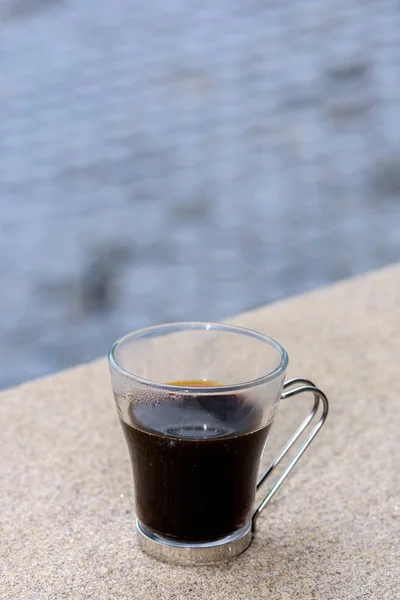 Uçurumun Kenarında Kalan Bir Fincan Kahve Çay — Stok fotoğraf