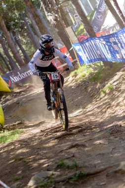 Vallnord, Andorra - 4 Temmuz 2019: Mercedes-Benz Uci Mtb Dünya Kupası 2018 bisikletçisi - Dhi Vallnord, Andorra Temmuz 2019