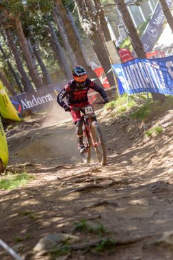 Vallnord, Andorra - 4 Temmuz 2019: Mercedes-Benz Uci Mtb Dünya Kupası 2018 bisikletçisi - Dhi Vallnord, Andorra Temmuz 2019