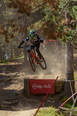 Vallnord, Andorra - 4 Temmuz 2019: Mercedes-Benz Uci Mtb Dünya Kupası 2018 bisikletçisi - Dhi Vallnord, Andorra Temmuz 2019