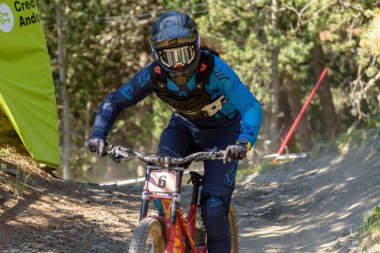 Vallnord, Andorra - 4 Temmuz 2019: Mercedes-Benz Uci Mtb Dünya Kupası 2018 bisikletçisi - Dhi Vallnord, Andorra Temmuz 2019