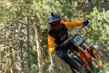Vallnord, Andorra - 4 Temmuz 2019: Mercedes-Benz Uci Mtb Dünya Kupası 2018 bisikletçisi - Dhi Vallnord, Andorra Temmuz 2019