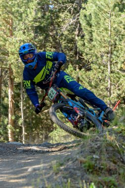 Vallnord, Andorra - 4 Temmuz 2019: Mercedes-Benz Uci Mtb Dünya Kupası 2018 bisikletçisi - Dhi Vallnord, Andorra Temmuz 2019