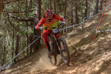 Vallnord, Andorra - 5 Temmuz 2019: Mercedes-Benz Uci Mtb Dünya Kupası 2019 bisikletçisi - Dhi Vallnord, Andorra Temmuz 2019