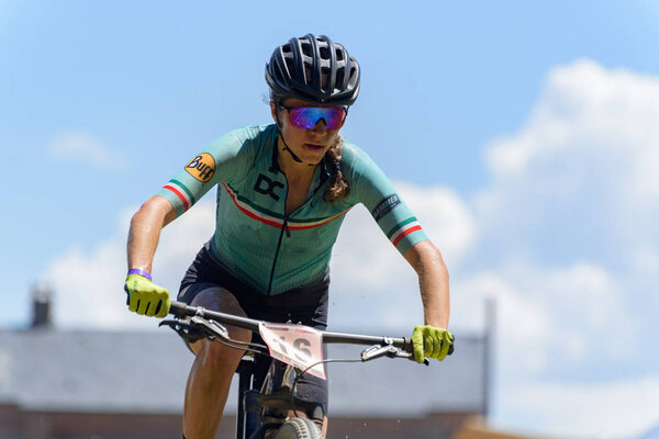 ВАЛЛНОРД, АНДОРРА - 7 июля 2019 года: Велогонщица MERCEDES-BENZ UCI MTB WORLD CUP 2019 - XCO Vallnord, Андорра, июль 2019 года
