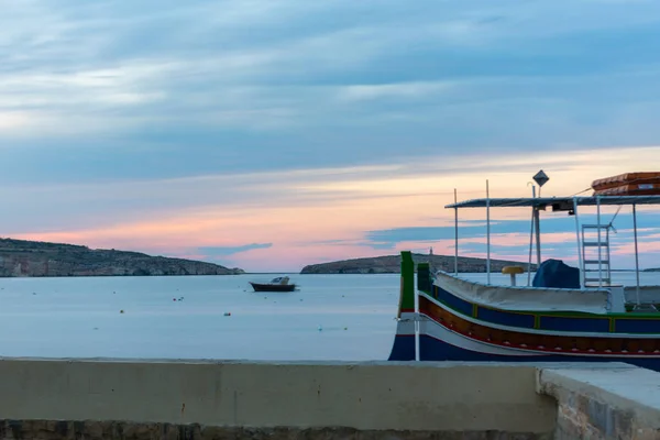 Панорама Гавани Заливе Святого Павла Рыбацкими Туристическими Судами Бугибба Мальта — стоковое фото