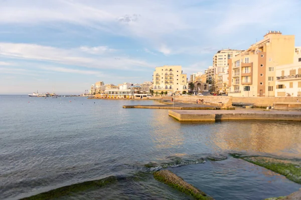 St. Paul Körfezi 'ndeki balıkçı tekneleri ve turist gemileri Bugibba, Malta