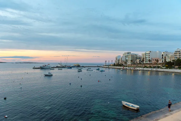 St. Paul Körfezi 'ndeki balıkçı tekneleri ve turist gemileri Bugibba, Malta
