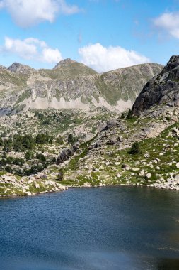 Pessons Gölü devresinde gölde Yansıma, Andorra.