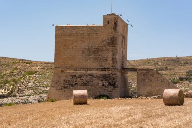 Mgarr IX-Xini Bay kule Gozo. Malta. Gün batımında yatay.