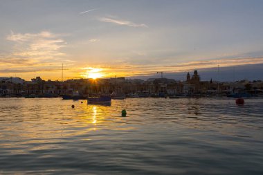 Geleneksel Akdeniz Limanı balıkçı köyü Marsaxlokk, Malta renkli tekneler Luzzu gözlü.