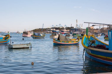 Geleneksel Akdeniz Limanı balıkçı köyü Marsaxlokk, Malta renkli tekneler Luzzu gözlü.