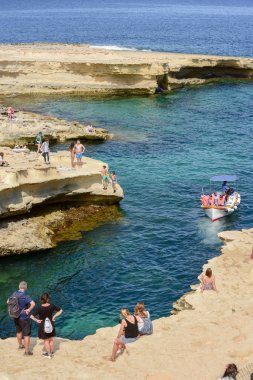 Marsaxlokk, Malta -5 Mayıs,2019: Her gün tutunan Marsaxlokk Geleneksel sokak gıda pazarında Turist. Pazar pazarı. Marsaxlokk Malta Avrupa.