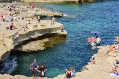 Marsaxlokk, Malta -5 Mayıs,2019: Her gün tutunan Marsaxlokk Geleneksel sokak gıda pazarında Turist. Pazar pazarı. Marsaxlokk Malta Avrupa.