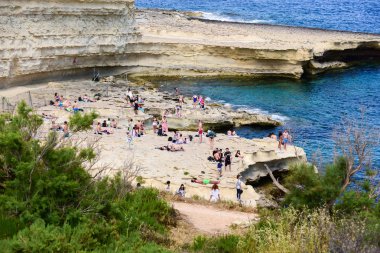 Marsaxlokk, Malta -5 Mayıs,2019: Her gün tutunan Marsaxlokk Geleneksel sokak gıda pazarında Turist. Pazar pazarı. Marsaxlokk Malta Avrupa.