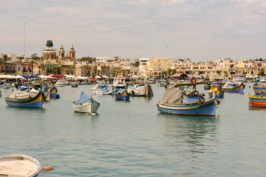 Geleneksel Akdeniz Limanı balıkçı köyü Marsaxlokk, Malta renkli tekneler Luzzu gözlü.