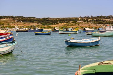 Geleneksel Akdeniz Limanı balıkçı köyü Marsaxlokk, Malta renkli tekneler Luzzu gözlü.