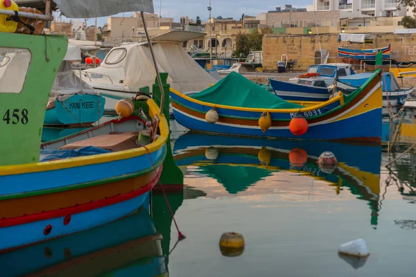 전통적인 지중해 Marsaxlokk 몰타에서에서 화려한 Luzzu — 스톡 사진