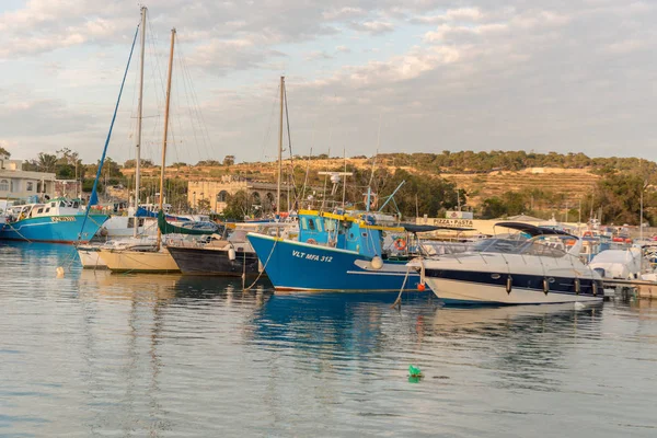 Παραδοσιακά Eyed Πολύχρωμες Βάρκες Luzzu Στο Λιμάνι Της Μεσογείου Ψαροχώρι — Φωτογραφία Αρχείου