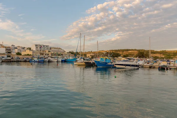 Παραδοσιακά Eyed Πολύχρωμες Βάρκες Luzzu Στο Λιμάνι Της Μεσογείου Ψαροχώρι — Φωτογραφία Αρχείου