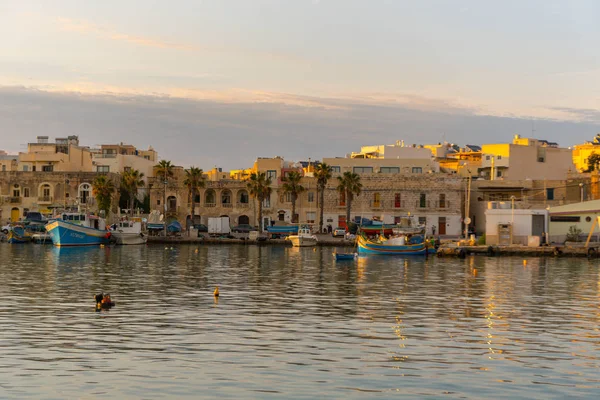 전통적인 지중해 Marsaxlokk 몰타에서에서 화려한 Luzzu — 스톡 사진