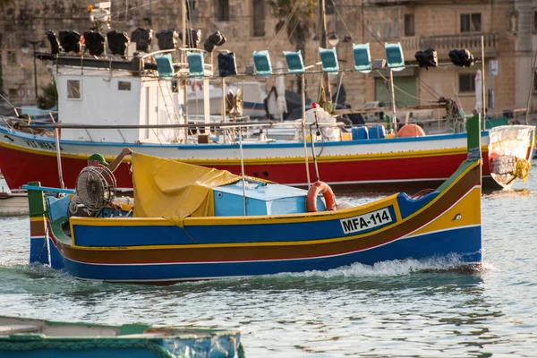 Barcos Coloridos Olhos Tradicionais Luzzu Porto Vila Pescadores Mediterrânica Marsaxlokk — Fotografia de Stock