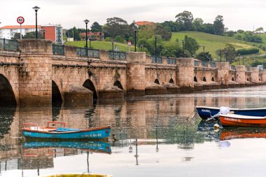 San Vicente de la Barquera geleneksel villag panoramik manzarası