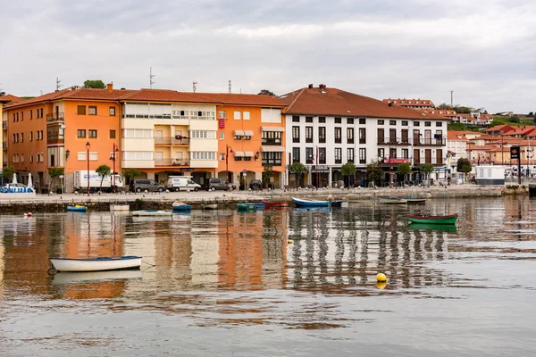 Vista panoramica su San Vicente de la Barquera villaggio tradizionale — Foto Stock