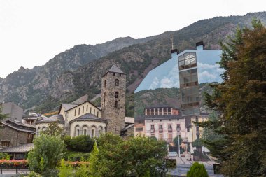 Andorra La Vella, Andorra : 2019 Ağustos 22 : Andorra'nın başkenti Andorra La Vella'da Placa del Poble'ın güzel manzarası.