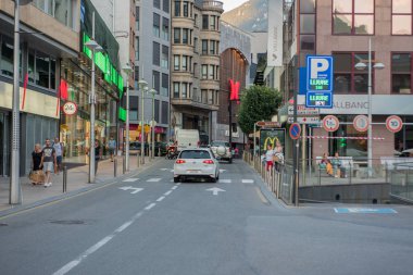 Andorra La Vella, Andorra : 2019 Ağustos 22 : Andorra La Vella, başkent, Meritxell ana comercial Street, hükümet merkezi, Andorra.