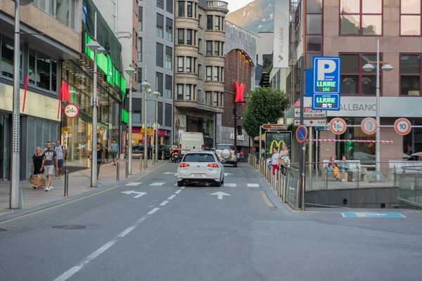 Andorra La Vella, Andorra : 2019 Ağustos 22 : Andorra La Vella, başkent, Meritxell ana comercial Street, hükümet merkezi, Andorra.