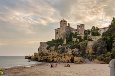 Tamarit, İspanya - 2019 31 Ağustos : Sahilden antik kale manzarası. Tarragona İspanya.