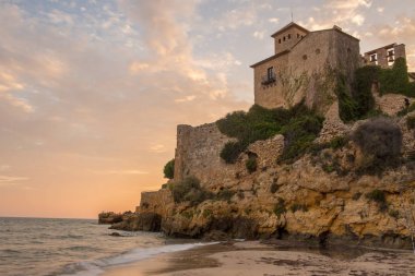 Gün batımında plajdan görülen Tamarit Kalesi, Tarragona eyaleti, Katalonya, İspanya.