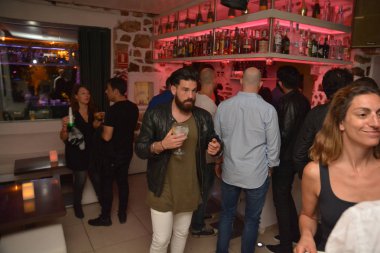 Ibiza, İspanya: 2016 22 Temmuz: İbiza, İspanya'da eğlenen gençler.