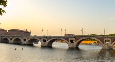 Garonne nehri ve Haute-Garonne Toulouse köprüleri gün batımı, Occitania, Fransa.