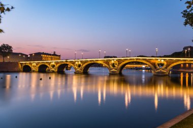 Garonne nehri ve Haute-Garonne Toulouse köprüleri gün batımı, Occitania, Fransa.