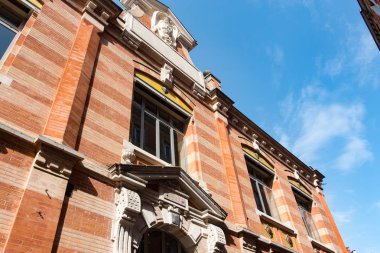 Toulouse, Fransa : 2019 15 Eylül : Haute-Garonne Toulouse Garonne nehri yanındaki sokaklarda yürüyen insanlar, Occitania, Fransa.