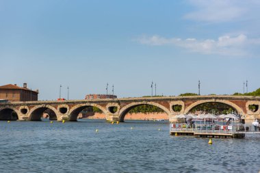 Toulouse, Fransa : 2019 15 Eylül : Garonne nehri ve Haute-Garonne Toulouse köprüleri, Occitania, Fransa.