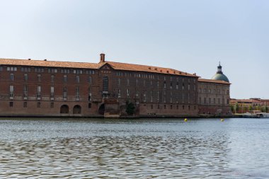 Toulouse, Fransa : 2019 15 Eylül : Garonne nehri ve Haute-Garonne Toulouse köprüleri, Occitania, Fransa.