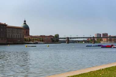 Toulouse, Fransa : 2019 15 Eylül : Garonne nehri ve Haute-Garonne Toulouse köprüleri, Occitania, Fransa.