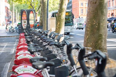 Toulouse, Fransa : 2019 15 Eylül : Obike ile işletilen bir bisiklet sırası Fransa'nın Toulouse kentinde Kialisat istasyonunun önüne park ediyor