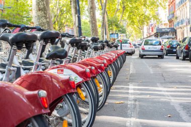 Toulouse, Fransa : 2019 15 Eylül : Obike ile işletilen bir bisiklet sırası Fransa'nın Toulouse kentinde Kialisat istasyonunun önüne park ediyor